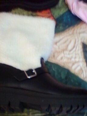 Source Unknown Black Heeled Winter Boot with White Faux Fur Cuff